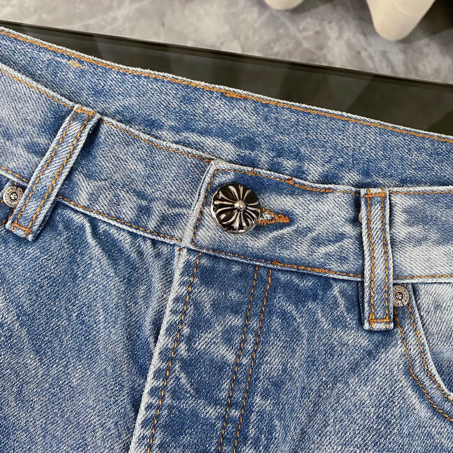 P220 chrome hearts pink cross patch leather jeans vi Top heavy industry fashionable design] Consistent high street luxury style creation. Speaking of this style, the Zangyin family and GU family are definitely the leading representative brands. Especially the Zangyin family has really achieved a state-of-the-art effect in creating high street style. The unique washed material is used to create this style. The color system is quite eye-catching. After it is decorated with patchwork cross flowers, it cleverly highlights the charm of the brand. Secondly, this style uses classic The classic high-waist cutting design highlights the long legs and fashionable temperament of the upper body. The brand is highly recognizable and the slim fit configuration is more suitable for daily wear. It is a product that interprets personality, fashion, and specifications at a glance. This single product is enough to make any fan excited. It can be a white T-shirt for youthful preppy style, or a tight suspender for lady style. It has strong matching ability and can be easily controlled by men.  [Materials and craftsmanship] Needless to say, this point goes without saying. As an excellent craftsman brand, Zangyin’s requirements for details and craftsmanship are really perfect. The washed color of this model has gone through so many processes, not to mention the embellishment of denim appliques. It is also purely hand-made and sewn. Just like what they believe in, only hand-made things have soul and have the meaning of wear. A top-notch heavy-duty fashionable denim item, I look forward to your perfect interpretation! !  Size:28-36